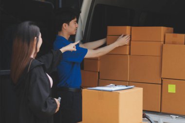 Kamyon Mover Kutuları ve Taşıma Evi 'ni boşaltıyor