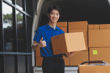 Kamyon Mover Kutuları ve Taşıma Evi 'ni boşaltıyor