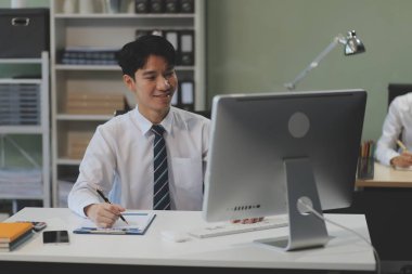 Modern Ofis İşadamı Bilgisayar üzerinde çalışıyor. Masasında dizüstü bilgisayarda çalışan başarılı bir Latin IT yazılım mühendisi portresi. Profesyonellerin olduğu çeşitli işyerleri. Ön Görünüm Görüntüsü