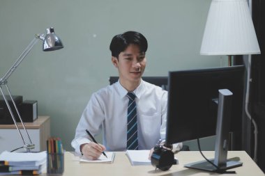 Modern Ofis İşadamı Bilgisayar üzerinde çalışıyor. Masasında dizüstü bilgisayarda çalışan başarılı bir Latin IT yazılım mühendisi portresi. Profesyonellerin olduğu çeşitli işyerleri. Ön Görünüm Görüntüsü