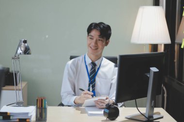 Modern Ofis İşadamı Bilgisayar üzerinde çalışıyor. Masasında dizüstü bilgisayarda çalışan başarılı bir Latin IT yazılım mühendisi portresi. Profesyonellerin olduğu çeşitli işyerleri. Ön Görünüm Görüntüsü