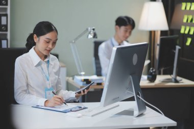 Modern Ofis İşadamı Bilgisayar üzerinde çalışıyor. Masasında dizüstü bilgisayarda çalışan başarılı bir Latin IT yazılım mühendisi portresi. Profesyonellerin olduğu çeşitli işyerleri. Ön Görünüm Görüntüsü