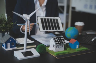 Karbon dengeli fiyat raporu CO2 emisyonu. ESG etik KOBİ ofisindeki gelecekteki büyüme ağı sıfır atığı küresel ısınma sosyal meseleleri projesini koruyor. Bir grup Asyalı SDG 'nin planı