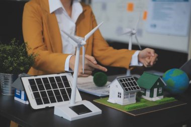 Karbon dengeli fiyat raporu CO2 emisyonu. ESG etik KOBİ ofisindeki gelecekteki büyüme ağı sıfır atığı küresel ısınma sosyal meseleleri projesini koruyor. Bir grup Asyalı SDG 'nin planı