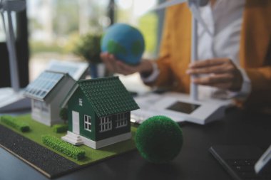 Karbon dengeli fiyat raporu CO2 emisyonu. ESG etik KOBİ ofisindeki gelecekteki büyüme ağı sıfır atığı küresel ısınma sosyal meseleleri projesini koruyor. Bir grup Asyalı SDG 'nin planı