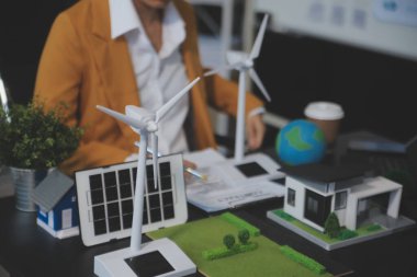 Karbon dengeli fiyat raporu CO2 emisyonu. ESG etik KOBİ ofisindeki gelecekteki büyüme ağı sıfır atığı küresel ısınma sosyal meseleleri projesini koruyor. Bir grup Asyalı SDG 'nin planı