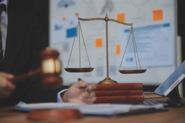 Yargıç Gavin ve Adalet Avukatları hukuk firmasının arka planında takım toplantısı yapıyorlar. Hukuk ve Hukuk Hizmetleri kavramları.