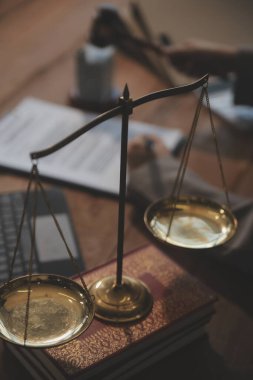 Emlak Hukuku, Ev Sigortası, Emlak Vergisi, Açık Artırma ve Açık Artırma Konsepti. Adliyedeki masasında tokmak adalet çekici olan küçük oyuncak ev modeli..