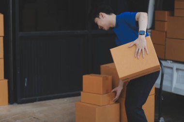 Kamyon Mover Kutuları ve Taşıma Evi 'ni boşaltıyor