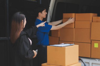 Kamyon Mover Kutuları ve Taşıma Evi 'ni boşaltıyor