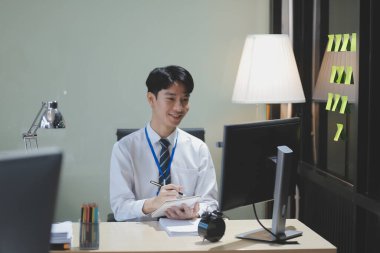 Modern Ofis İşadamı Bilgisayar üzerinde çalışıyor. Masasında dizüstü bilgisayarda çalışan başarılı bir Latin IT yazılım mühendisi portresi. Profesyonellerin olduğu çeşitli işyerleri. Ön Görünüm Görüntüsü