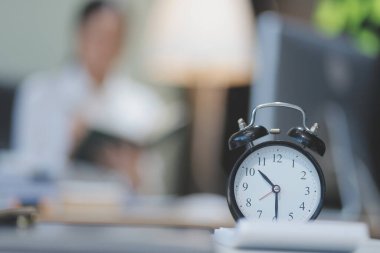 Genç ve sevimli Asyalı iş kadını gece boyunca iş belgeleriyle çalışıyor, gece fazla mesai yapıyor..