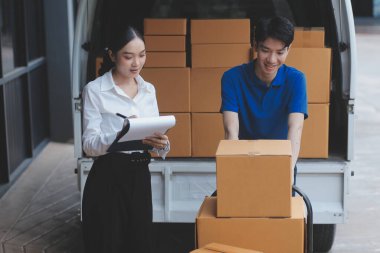 Kamyon Mover Kutuları ve Taşıma Evi 'ni boşaltıyor