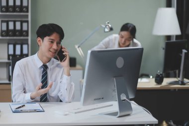 Modern Ofis İşadamı Bilgisayar üzerinde çalışıyor. Masasında dizüstü bilgisayarda çalışan başarılı bir Latin IT yazılım mühendisi portresi. Profesyonellerin olduğu çeşitli işyerleri. Ön Görünüm Görüntüsü