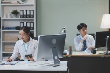 Modern Ofis İşadamı Bilgisayar üzerinde çalışıyor. Masasında dizüstü bilgisayarda çalışan başarılı bir Latin IT yazılım mühendisi portresi. Profesyonellerin olduğu çeşitli işyerleri. Ön Görünüm Görüntüsü