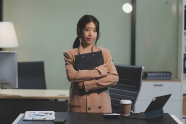 Asyalı kadınlar dizüstü bilgisayarda çalışırken streslidirler, ofiste başı ağrıyan Asyalı iş kadını, işte hasta hissederler, yer kopyalayabilirler.