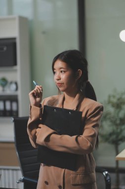 Asyalı kadınlar dizüstü bilgisayarda çalışırken streslidirler, ofiste başı ağrıyan Asyalı iş kadını, işte hasta hissederler, yer kopyalayabilirler.