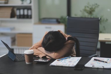 Asyalı kadınlar dizüstü bilgisayarda çalışırken streslidirler, ofiste başı ağrıyan Asyalı iş kadını, işte hasta hissederler, yer kopyalayabilirler.