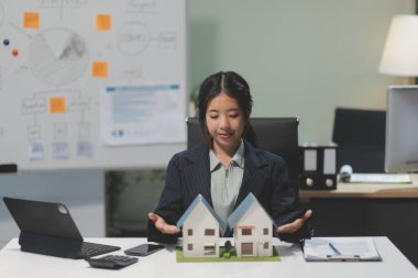 Emlakçılar, konut modellerini müşterilere ayrıntılı bir şekilde anlatma, evler ve satın alma kredileri hakkında bilgi verme ve sunma konularında açıklar. Gayrimenkul ticareti.