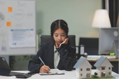 Emlakçılar, konut modellerini müşterilere ayrıntılı bir şekilde anlatma, evler ve satın alma kredileri hakkında bilgi verme ve sunma konularında açıklar. Gayrimenkul ticareti.