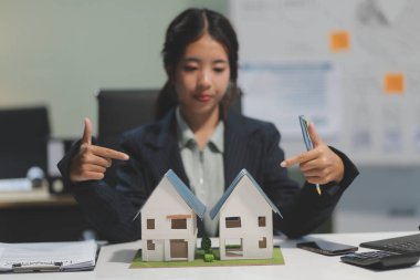 Emlakçılar, konut modellerini müşterilere ayrıntılı bir şekilde anlatma, evler ve satın alma kredileri hakkında bilgi verme ve sunma konularında açıklar. Gayrimenkul ticareti.