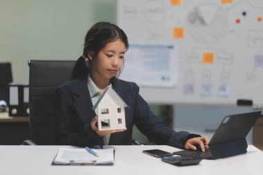 Emlakçılar, konut modellerini müşterilere ayrıntılı bir şekilde anlatma, evler ve satın alma kredileri hakkında bilgi verme ve sunma konularında açıklar. Gayrimenkul ticareti.