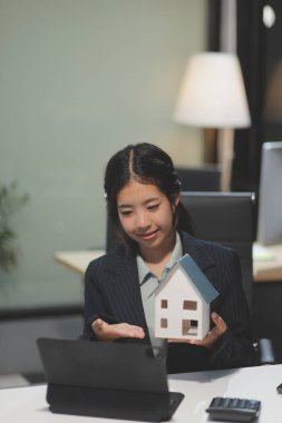 Emlakçılar, konut modellerini müşterilere ayrıntılı bir şekilde anlatma, evler ve satın alma kredileri hakkında bilgi verme ve sunma konularında açıklar. Gayrimenkul ticareti.