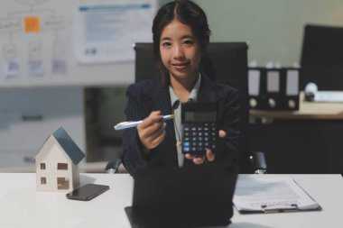 Emlakçılar, konut modellerini müşterilere ayrıntılı bir şekilde anlatma, evler ve satın alma kredileri hakkında bilgi verme ve sunma konularında açıklar. Gayrimenkul ticareti.