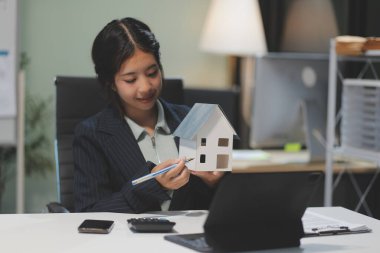 Emlakçılar, konut modellerini müşterilere ayrıntılı bir şekilde anlatma, evler ve satın alma kredileri hakkında bilgi verme ve sunma konularında açıklar. Gayrimenkul ticareti.