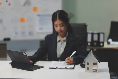 Emlakçılar, konut modellerini müşterilere ayrıntılı bir şekilde anlatma, evler ve satın alma kredileri hakkında bilgi verme ve sunma konularında açıklar. Gayrimenkul ticareti.