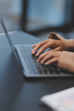 Ofiste tablet ve belgeyle çalışan iş adamları ekibi mali raporu, iş planı yatırımını ve mali analiz kavramını analiz etmeyi planlıyor. Ekonomik iş tartışmaları.