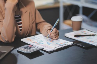 Ofiste tablet ve belgeyle çalışan iş adamları ekibi mali raporu, iş planı yatırımını ve mali analiz kavramını analiz etmeyi planlıyor. Ekonomik iş tartışmaları.