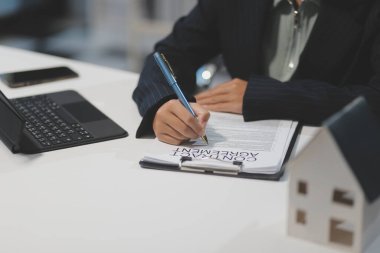 Emlakçılar, konut modellerini müşterilere ayrıntılı bir şekilde anlatma, evler ve satın alma kredileri hakkında bilgi verme ve sunma konularında açıklar. Gayrimenkul ticareti.