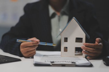 Emlakçılar, konut modellerini müşterilere ayrıntılı bir şekilde anlatma, evler ve satın alma kredileri hakkında bilgi verme ve sunma konularında açıklar. Gayrimenkul ticareti.