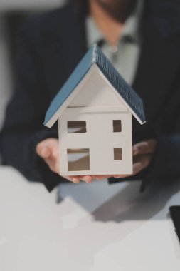 Emlakçılar, konut modellerini müşterilere ayrıntılı bir şekilde anlatma, evler ve satın alma kredileri hakkında bilgi verme ve sunma konularında açıklar. Gayrimenkul ticareti.