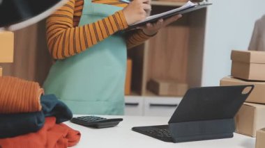 Kafedeki masada tablet bilgisayarı ve kredi kartı olan genç bir kadın.