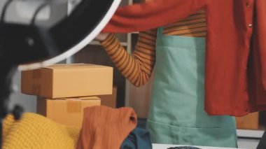 Küçük bir dükkanda çalışan bir kadın.