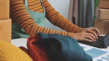 Ofiste paketli genç bir kadın var.