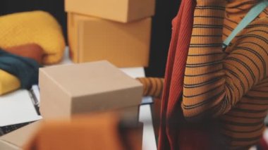 dizüstü bilgisayar ve akıllı kadın