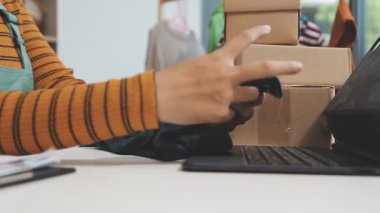 Evde dizüstü bilgisayarda çalışan bir kadın, online alışveriş.