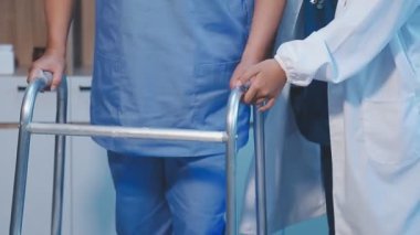 Doktor üniformalı.