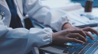 Bilgisayarda çalışan genç bir kadın.