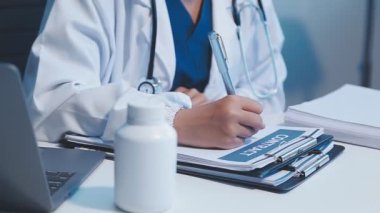 Steteskoplu kadın doktor klinikte çalışıyor.