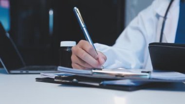 Dijital tableti tutan tıp doktorunun elini kapat