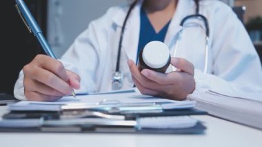 Doktor elinde steteskop tutuyor.