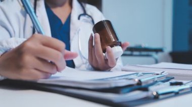 Doktor elini kalem ve reçeteyle kapat..
