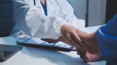 Hastane ofisinde tıbbi kayıtları olan bir doktor.
