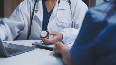 Hastanede dijital tablet kullanan genç bir kadın doktor.