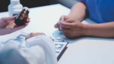 Arka planda hasta olan doktorların ellerini kapat.