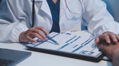 yakın plan - doktor el yazısı reçetesi